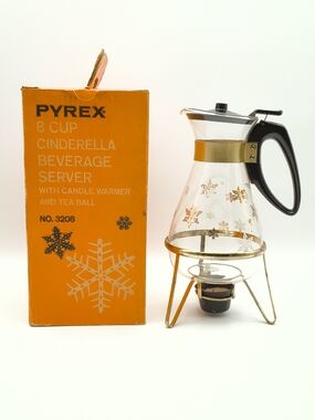 VTG Pyrex 8 Cup Cinderella Beverage Server Carafe 3208 In Original Box